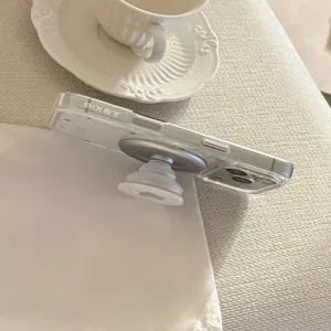 Detailweergave van een transparant iPhone-hoesje met een magnetische inklapbare standaard.