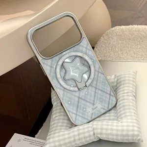 Détail de la coque iPhone à carreaux bleus avec support étoile et cadre argenté