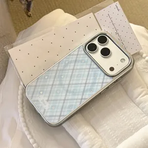 Détail d'une coque iPhone à carreaux bleu clair et étoiles avec un cadre argenté élégant