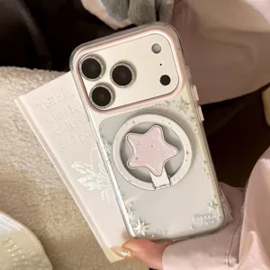Dettaglio della custodia trasparente per iPhone con stelle e un supporto MagSafe.