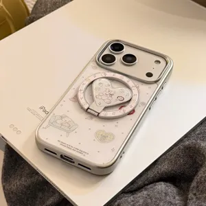 Gros plan d'une coque iPhone mignonne avec support de bague magnétique en forme de cœur