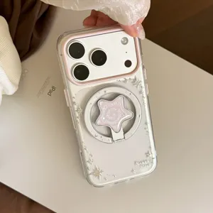 Primo piano di una cover per iPhone trasparente con stelle glitterate e supporto magnetico