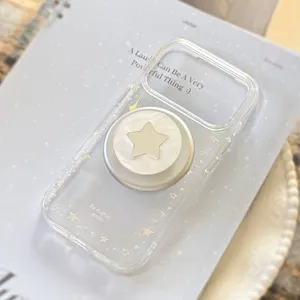 Detailopname van een transparant iPhone-hoesje met een zilveren ster parelmoer gripstand