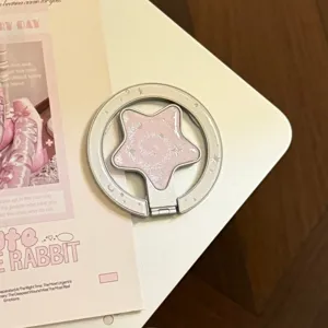 Primo piano di un supporto magnetico per telefono a forma di stella glitterata rosa.