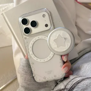 Gedetailleerde weergave van iPhone-hoesje met zilveren sterren en magnetische grip