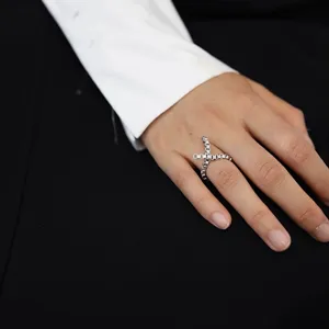 Detailansicht eines minimalistischen silbernen Kettengliedrings, der an einer Hand getragen wird.