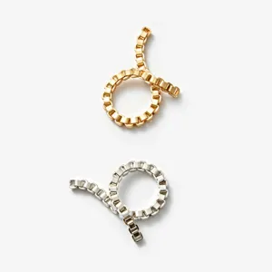 Detailansicht minimalistischer Kettengliederringe in Gold und Silber mit Tasten-Design