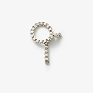 Detailansicht eines minimalistischen silbernen Kettengliedrings mit Quastendesign