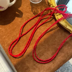 Dettaglio dell'elegante collana di perle di spinello rosso con design multistrato