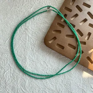 Dettaglio ravvicinato di una collana di perle di spinello verde con sfaccettature