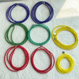 Selezione di collane con perline di spinello colorate in stile dopamina per strati