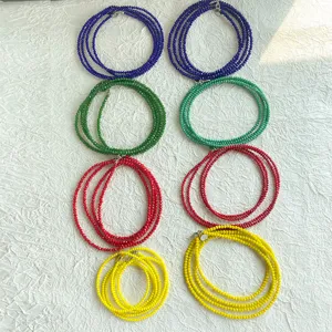 Set di collane con perline di spinello sfaccettate in blu, verde, rosso e giallo