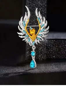 Vista detallada de un elegante broche de ángel con alas plateadas y pedrería azul