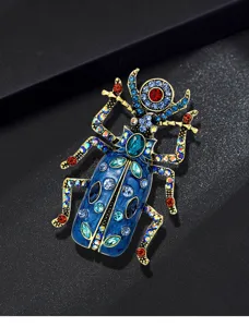 Gedetailleerde macro-opname van een vintage keverspeld met fonkelende kleurrijke strass.