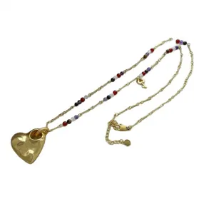 Collana lunga bohémien con ciondolo a cuore dorato testurizzato e perline colorate