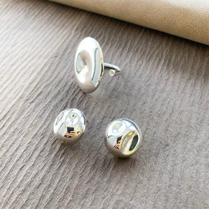 Minimalistisches poliertes Silberschmuck-Set mit konkavem offenem Ring und Ohrsteckern