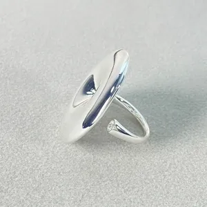 Detailansicht eines silbernen verstellbaren Rings mit großer glatter Hurrikan-Scheibe.