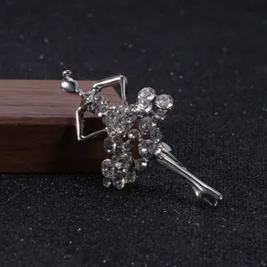 Vista dettagliata di una spilla a ballerina argentata con cristalli scintillanti
