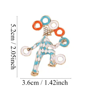 Vue détaillée d'une broche clown de cirque vintage en émail avec des accents de strass