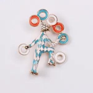 Détail d'une broche clown de cirque vintage avec émail coloré et strass scintillants