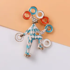 Gros plan d'une broche de clown de cirque vintage avec émail et strass brillants