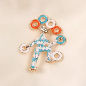 Détail de la broche clown de cirque vintage avec émail coloré et accents de cristal.