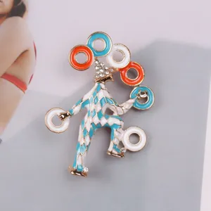Vue macro d'une broche clown de cirque vintage avec motifs en émail et strass brillants