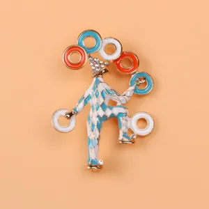 Gros plan d'une broche de clown de cirque vintage en émail ornée de strass étincelants