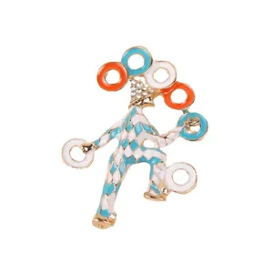 Gros plan sur une broche de clown de cirque vintage avec émail coloré et strass