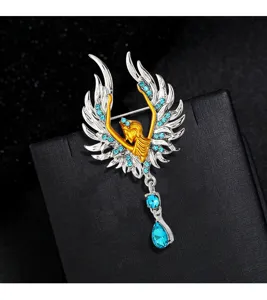 Vista detallada del elegante broche de ángel con cristales azules y gota de cristal