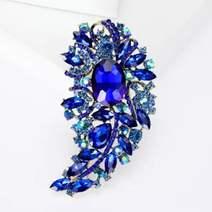 Detalle macro de un broche vintage de cristal azul con un intrincado diseño floral de strass