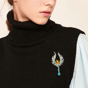 Broche de alas de ángel de lujo con diamantes azules y colgante de gota en negro