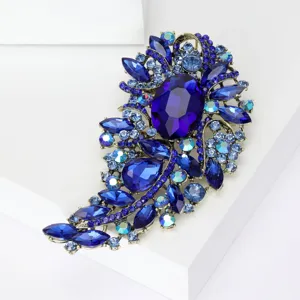 Vista detallada de un broche vintage con cristales azules y diamantes de imitación brillantes