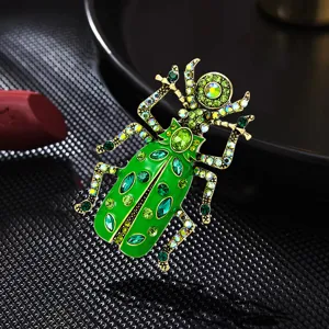 Vintage groene keverbroche versierd met fonkelende kleurrijke strass-steentjes.