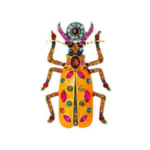 Vintage keverbroche met kleurrijke strasstenen op een helder oranje geëmailleerd lijf