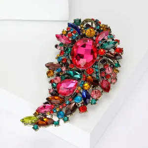 Vista detallada de un broche vintage con cristales multicolores vibrantes y pedrería fina