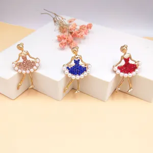 Vista dettagliata di tre eleganti spille da ballerina con strass colorati e perline