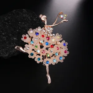 Detailopname van elegante ballerina-broche met kleurrijke kristallen bloemen en steentjes