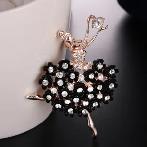 Detail van een elegante ballerina broche met zwarte bloemenrok en sprankelende kristallen