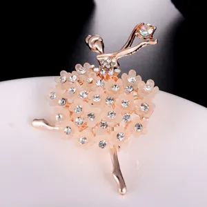 Elegante balletdanseres broche met roze bloemen en fonkelende kristallen details