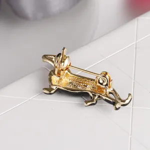 Πίσω όψη της vintage καρφίτσας dachshund με κούμπωμα ασφαλείας και χρυσό φινίρισμα