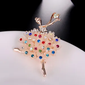 Detailopname van een elegante ballerina broche in roségoud met kleurrijke kristallen