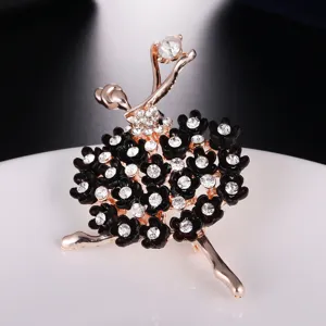 Detail van een roségouden ballerina broche met zwarte kristallen bloemen en glimmende strass.