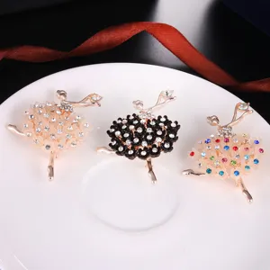 Gedetailleerd zicht op drie elegante balletmeisjesbroches met gekleurde en klare strass.