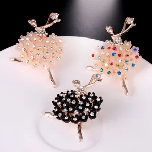 Close-up van ballerina-broches met kleurrijke strasstenen en bloemen tutus.
