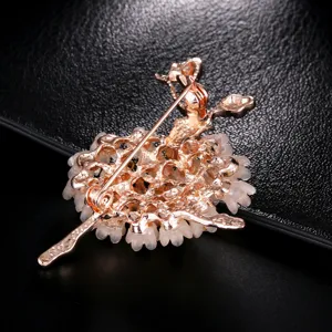 Achteraanzicht van een ballerina broche met veiligheidsspeld en roségouden structuur