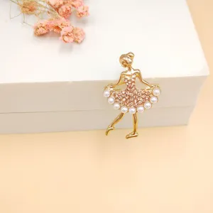 Elegante spilla da ballerina in lega d'oro con strass scintillanti e perle bianche