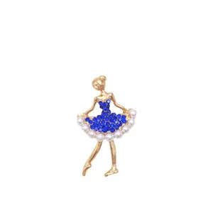 Spilla ballerina elegante con strass blu e perle su base in lega di metallo dorato.