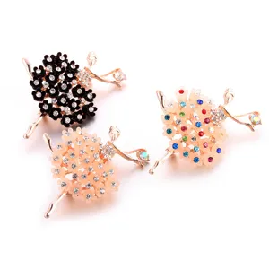 Elegante ballerina-broches met sprankelende strass bloemenjurken op een witte basis