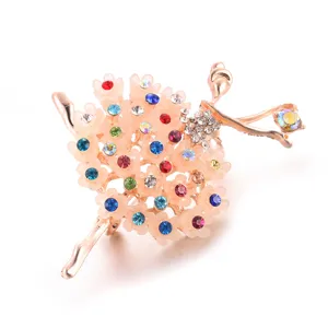 Elegante goudkleurige ballerina broche versierd met kleurrijke kristallen en bloemendetails.